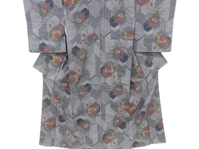 リサイクル　未使用品　亀甲に牡丹模様織り出し十日町紬着物